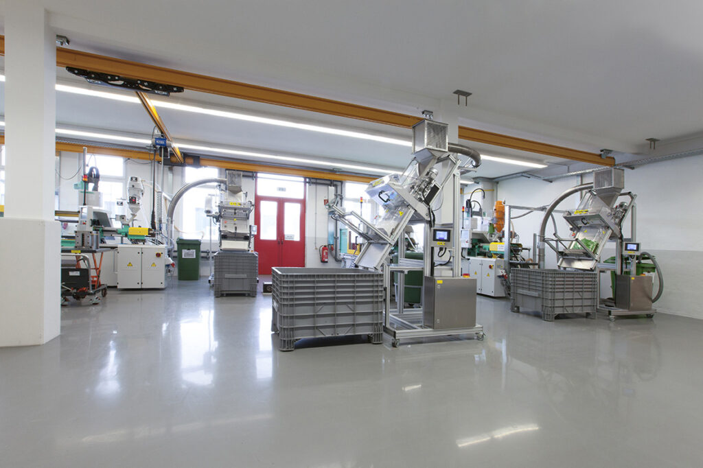 Moderne Spritzgussmaschinen zur Herstellung von Qualitätsverschlüssen bei Caplugs Deutschland.